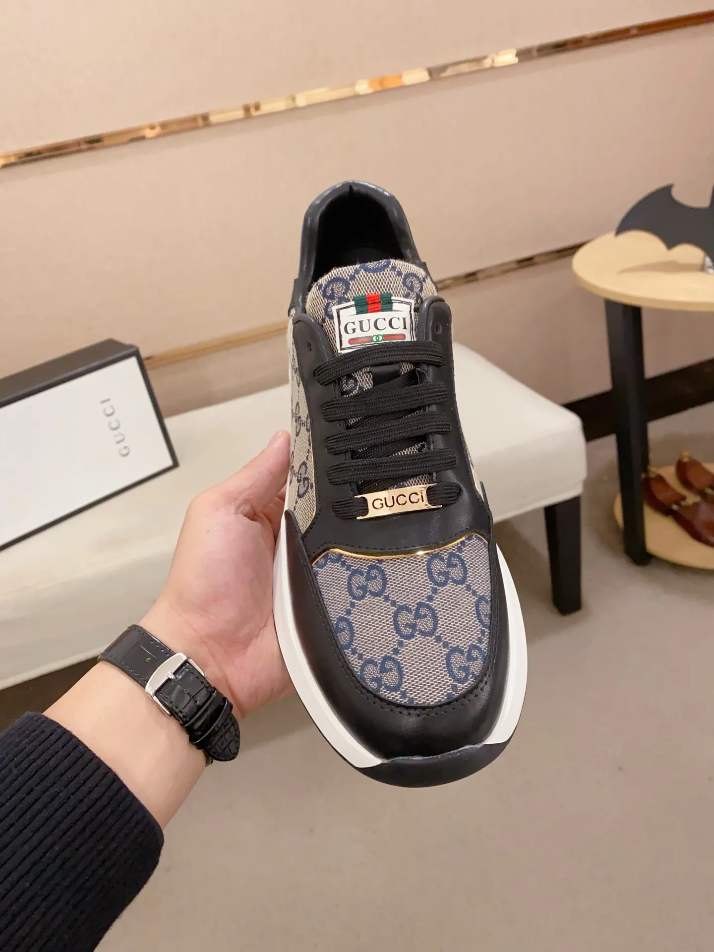 Men's shoes💰 420💰The new GUCCI (Gucci) counters are launched simultaneously. The new men's shoes, 😘fabrics are selected from imported cowhide, and the lining is sheepskin lining. 👍🏿 High-end ☄️ air-cushion molded anti-slip rubber outsole, exquisite lines, simple and elegant, comfortable and high-end for leisure travel. Code number: 38 to 44 (45 can be customized and cannot be returned or exchanged)